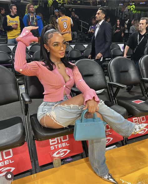 Rockets Game Outfit Women, Basketball Date Outfit, Basketball Outfit For Women Fashion, Boxing Match Outfit Ideas Women, Court Side Outfit Basketball Games, Basketball Game Outfit Women Casual, Nba Outfit For Women, Nba Basketball Game Outfit Women, Courtside Outfit Basketball