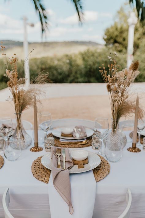 Deco Ibiza Inspiration, Ibiza Wedding Decoration, Beige Dinner Table, 21 Diner Ideas, Kazamor Ibiza, Ibiza Themed Party, Beach Picnic Party, Ibiza Wedding Venues, 21 Dinner