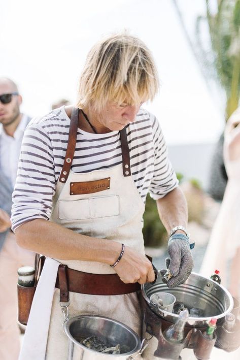 Oyster Shucker At Wedding, Oyster Shucker Wedding, Wedding Cake Nature, Boho Wedding Decor Ideas, Oyster Shucker, Oyster Shucking, Wedding Dogs, Italian Grill, Oyster Roast