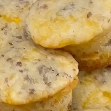 Mcgriddle Bites Luke Brown, Cooking In The Midwest Mcgriddle Bites, Mini Mcgriddle Bites, Mcgriddle Bites, Mini Breakfast Muffins, Hungry Jack Pancakes, Hungry Jacks, What's For Breakfast, How To Cook Sausage