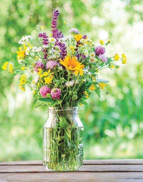 Wild Flower Vase Arrangements, Wild Flower Vase, August Wildflower Bouquet, Wild Flower Centerpiece Round Table, Spring Wildflower Bouquet, Diy Wildflower Bouquet, Summer Wildflower Bouquet, Wildflower Arrangements, Bridal Lunch