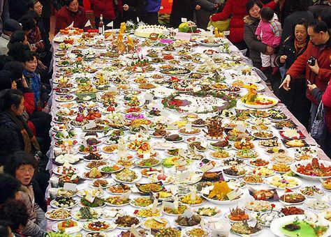 Biggest Chinese Banquet In The World! ~ Chinese Banquet, Chinese City, China Food, Eat Together, Guinness World Records, Food Table, Sustainable Food, Weird Pictures, Holiday Dinner