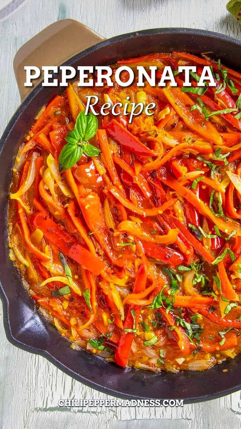 Peperonata served in a skillet looking amazing. Long Red Pepper Recipes, Bell Peppers And Potatoes, Roasted Peppers Italian Style, Dinner With Sweet Peppers, Pepper Bell Recipes, Sides With Bell Peppers, Italian Recipes Vegetables, Cooking With Bell Peppers, Recipes To Use Up Peppers