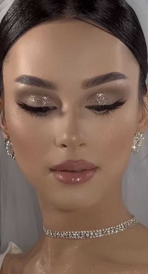 Formal Inspo Makeup, Dreamy Look Makeup, Quince Makeup Glitter, Makeup Ideas Champagne, Trend Makeup 2024, Simple Glam Makeup Looks, Bridal Makeup Dramatic, Prom Makeup Glitter, Light Smokey Eye Makeup