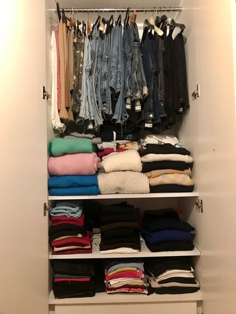 Armadio bianco vestiti piegati jeans appesi Clothes Collection Closet Aesthetic, How To Arrange Cupboard Clothes, Closet With Clothes Aesthetic, Wardrobe Full Of Clothes Aesthetic, Closet Organisation Aesthetic, Aesthetic Woredrobe, Organized Wardrobe Aesthetic, Good Wardrobe Aesthetic, Organised Wardrobe Aesthetic