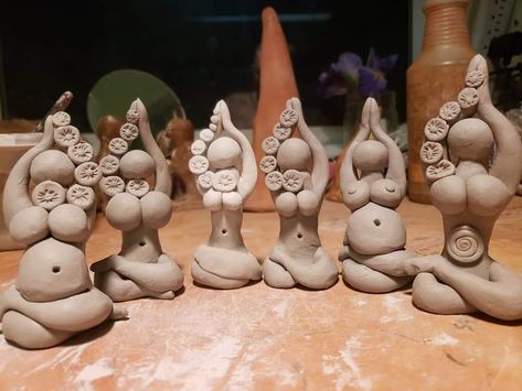 Feminist Pottery, Ceramic Sculpture Figurative, Goddess Sculpture, Yoga Decor, Air Dry Clay Projects, Prehistoric Art, Witchy Crafts, Pottery Crafts, Ceramics Pottery Art