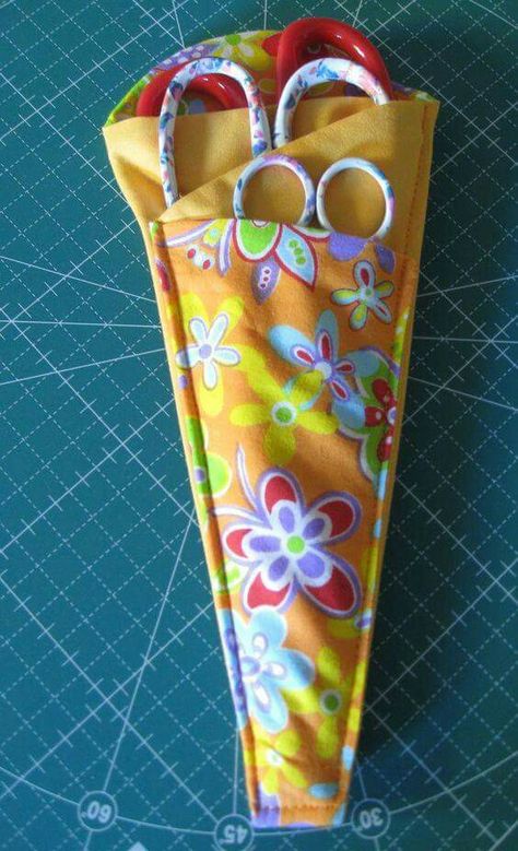 Scissors holder Diy Sy, Crochet Free Patterns, Scissor Holders, Folded Fabric, Sew Ins, Beginner Sewing Projects Easy, Fabric Scissors, Leftover Fabric, Creation Couture