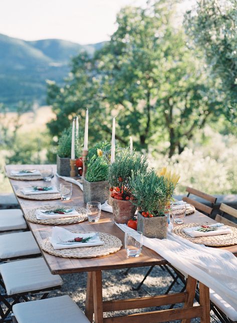 Pizza Party Rehearsal Dinner in Tuscany | Anna Gianfrate Photography Tuscany Rehearsal Dinner, Tuscan Rehearsal Dinner, Rehearsal Dinner Pizza Party, Pizza Rehearsal Dinner Ideas, Pizza At Wedding, Pizza Party Table Setting, Rehearsal Dinner Picnic, Pizza Party Wedding, Pizza Party Rehearsal Dinner