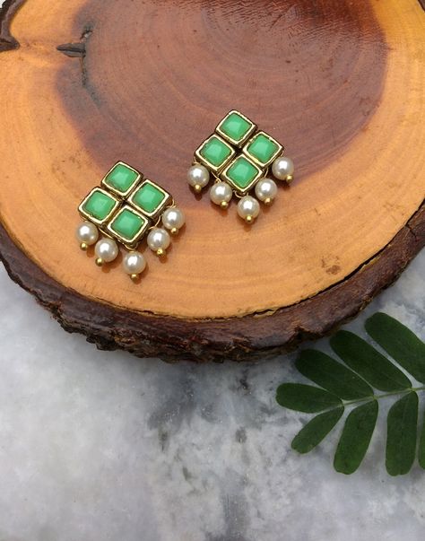 Green Studs Earrings, Kundan Earrings Studs, Kundan Studs, Daily Wear Earrings, Diy Earrings Materials, Trending Earrings, Terracotta Jewellery Designs, Indian Wedding Jewelry Sets, Kundan Jewellery Set