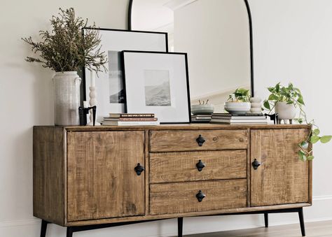 Buffet Decor Dining Room, Buffet Cabinet Decor, Buffet Sideboard Dining Room, Parisian Dining Room, Reclaimed Wood Sideboard, Sideboard Styles, Decoration Buffet, Rustic Sideboard, Sideboard Decor