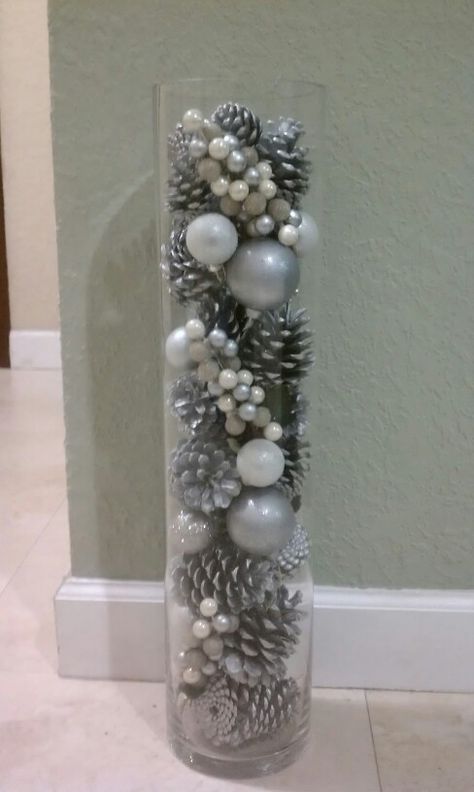 Tall Glass Vase Filler Ideas, Christmas Vase Filler Ideas, Vase Filler Ideas, Inexpensive Holiday Gifts, Tall Glass Vase, Christmas Vases, Diy Christmas Ornaments Easy, Christmas Flower Arrangements, Christmas Window Decorations