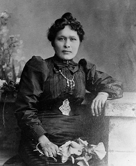 Meet the Women Who Led the Klondike Gold Rush - Neatorama Common Law Marriage, Klondike Gold Rush, The Gold Rush, The Oregon Trail, Math Stem, Birth Mother, Canadian History, Moving To California, Indigenous Community