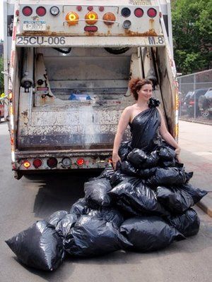 OMG! Must have this!!! :) Garbage Bag Dress, Trash Bag Dress, Trash Fashion, Ugly Dresses, Crazy Dresses, Trashy Outfits, Recycled Dress, Plastic Dress, Diy Kostüm