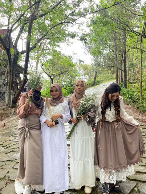 Noni Belanda Style, Outfit Yearbook Vintage, Earth Tone Outfits Casual Hijab, Ootd Perpisahan, Hijab Cottagecore, Vintage Dress Hijab, Ootd Vintage Hijab, Outfit Vintage Hijab, Tema Yearbook