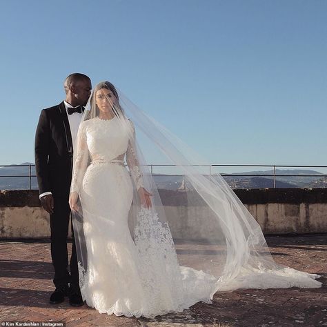 Kim Kardashian Wedding Dress Kanye, Kardashian Wedding Dress, Kim Kanye Wedding, Kim Kardashian Wedding Dress, Kanye West Wedding, Fürstin Charlene, Kardashian Wedding, Kim Kardashian Wedding, Kardashian Makeup