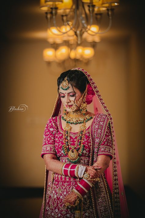 Singal Girls Poss Wedding, Bridal Wedding Poses Indian, Bridel Pose Single, Dulhan Poses Wedding Photos, Wedding Single Poses Bride, Single Wedding Pose, Dulhan Singal Poses, Dulhan Single Pose Wedding Photos, Single Pose Bride