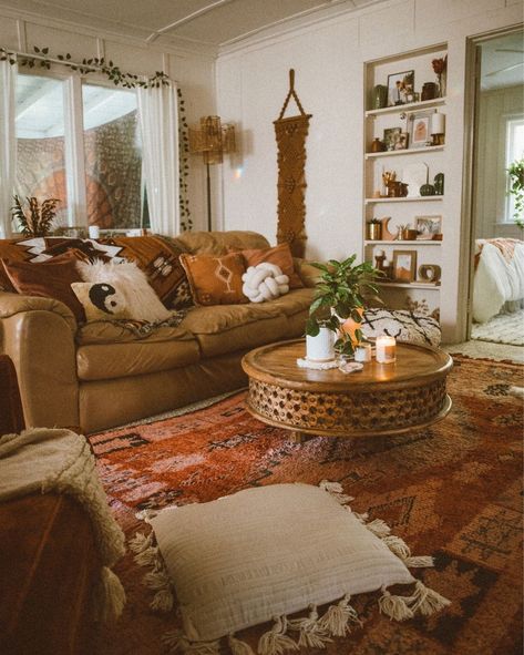 Hippie Apartment, Cottage Core Living Room, Hippie Living Room, Cozy Boho Living Room, Ideas Habitaciones, Apartment Aesthetic, Apartment Decor Inspiration, Grad School, Decoration Inspiration