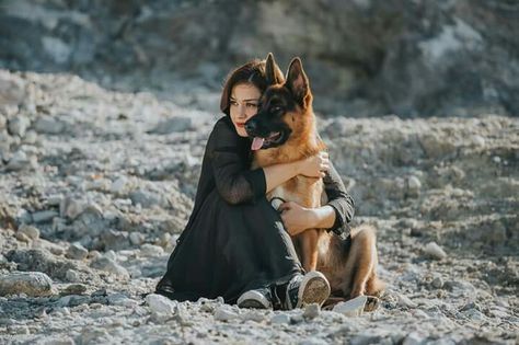 Dog Photoshoot Pet Photography, Dog Photography Poses, Dog Foto, German Shepherd Pictures, Photos With Dog, Family Beach Pictures, Dog Poses, Dog Best Friend, Dog Photoshoot