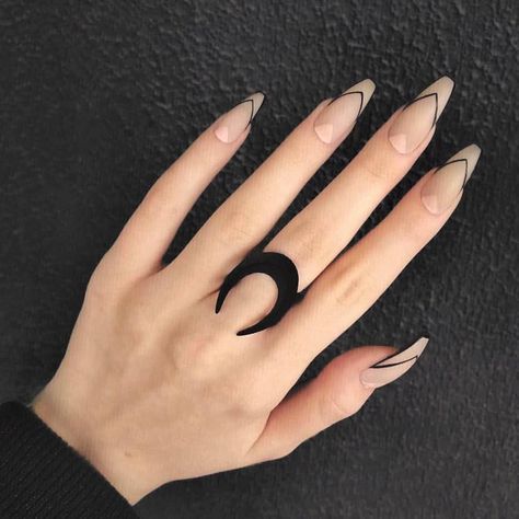 Almond Nail Elegant, Minimalist Nails Stiletto, Black Outline Nails, Edgy Nail Designs, Spiritual Nails, Stylish Nails Designs, Edgy Nails, Black Nail Designs, Nail Designs Glitter