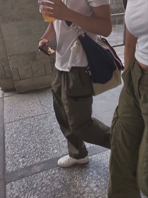 couple matching green cargos Cargo Couple Outfit, Streetstyle Couple Aesthetic, Matching Cargo Pants Outfit Couple, Couple Matching Outfits Aesthetic, Matching Couple Outfits Aesthetic, Matching Outfits For Couples Casual, Matchy Outfit Couple, Green Shirt Outfits, Green Cargo Pants Outfit