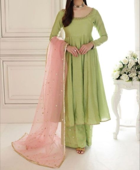 Simple Dress Casual, Combination Dresses, Haldi Outfits, Simple Frock Design, Light Green Dress, Mehendi Outfits, Simple Frocks, Contrast Dress, Chic Maxi Dresses