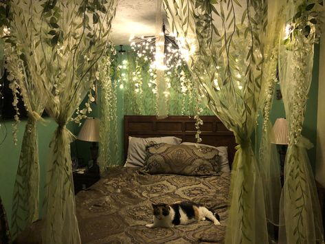 Hobbit Hole Room Decor, Enchanted Forest Apartment, Forest Core Home Decor, Whimsigothic Bedroom Ideas, Forest Style Bedroom, Cottage Core Bedroom Ideas Fairy, Fantasy Core Room, Fairy Inspired Bedroom, Fair Core Room