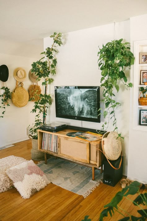 Before & After: How to Transform Your TV Wall — Black & Blooms Plant Tv Wall, Plants Around Tv, Tv Decoration Wall, Decor Around Tv On Wall, Decor Around Tv, Tv Wall Decor Ideas, Ruang Tv, Tv Wall Decor, Deco Boheme