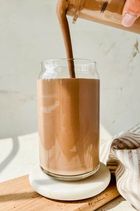 Rich, lucious, sweet, and with a little jolt. This Mocha Madness Smoothie recipe is a copycat version of the one from Tropical Smoothie Café, made right at home with just 7 simple ingredients! Tropical Smoothie Cafe Recipes Copycat Mocha Madness, Mocha Madness Smoothie Recipe, Island Green Smoothie, Protein Powder Coffee, Chocolate Raspberry Smoothie, Smoothie Menu, Tropical Smoothie Cafe, Mocha Recipe, Kiwi Smoothie