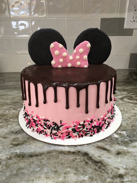 Minnie Mouse Chocolate Cake, Oh Twiddles Birthday Cake, Minnie Mouse Cake Ideas Buttercream, Minnie Mouse Diy Cake, Easy Mini Mouse Cake, Minnie Mouse Drip Cake, Minnie Mouse Cake Easy, Minnie Mouse Cake Buttercream, Mini Maus Cake