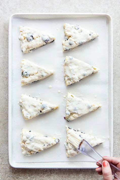 Blueberry White Chocolate Scones | kellyneil.com - Blueberry white chocolate scones are a simple rustic treat. Fresh blueberries and caramelized white chocolate are terrific together in these cakey scones! #blueberrywhitechocolate #blueberrywhitechocolatescones #blueberrywhitechocolatescones #blueberryandwhitechocolatesconesrecipe #blueberrywhitechocolatechipscones White Chocolate Scones, Blueberry White Chocolate, Fresh Blueberry Recipes, Caramelized White Chocolate, Chocolate Scones, White Chocolate Bar, Biscuits Easy, Tea Biscuits, Blueberry Scones