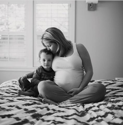 love this <3 Diy Maternity Photos, Home Maternity Photography, Family Maternity Pictures, Maternity Photography Poses Outdoors, Belly Pics, Lifestyle Maternity, Weekend Update, Baby Bump Photos, Grey Baby Shower