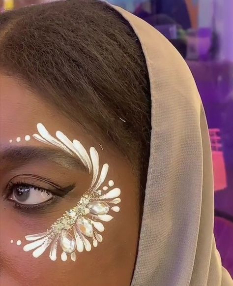 Face Paint Carnival, White Festival Makeup, Coachella Face Paint, Face Painting Glitter, Festival Gems On Face, Cute Face Paint Ideas For Teens, Face Painting Designs Aesthetic, White Face Paint Ideas, Face Paint Adults