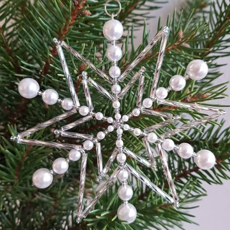 Diy Beaded Christmas Ornaments, Snowflake Bead Craft, Beaded Snowflakes Ornament Free Pattern, How To Make Beaded Snowflake Ornaments, Wire Snowflake Ornament, Snowflake Bead Ornament, Wire Christmas Ornaments Diy Beaded Snowflake, Diy Xmas Ornaments, Beaded Ornaments Diy