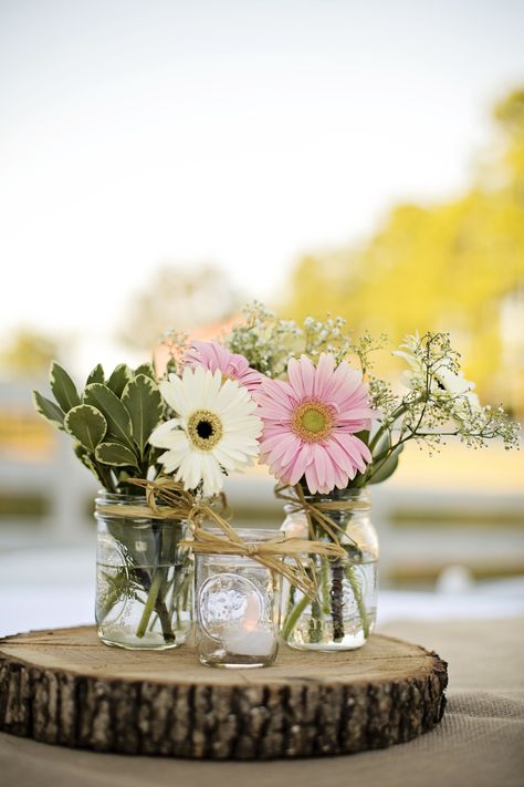 Gerbera Daisy Wedding, Daisy Centerpieces, Spring Wedding Centerpieces, Gerber Daisy, Spring Wedding Decorations, Daisy Wedding, Gerber Daisies, Gerbera Daisy, Baby's Breath