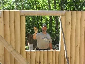 Pics of vertical log cabin/window Small Cabin Designs, Pioneer Cabin, Diy Log Cabin, Cabin Windows, Cabin Designs, Diy Cabin, Cabin Rustic, Log Cabin Rustic, Building A Cabin