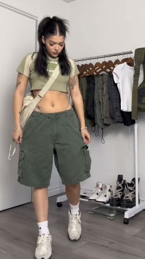 Cargo Shorts Outfits Women, Summer Casual Outfits, Style Cargo Shorts, Jorts Outfit, Flirty Summer Dresses, Street Style Outfits Casual, Shorts Outfits Women, Shorts Outfits, Tomboy Style Outfits