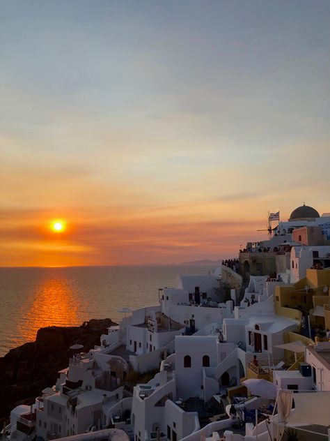 Santorini Sunset Wallpaper, Sunset In Santorini, Greece Art Aesthetic, Greece Asthetic Picture, Greece Homescreen, Greek Vacation Aesthetic, Grece Aestethic, Grece Aesthetic, Greece Sunset Aesthetic