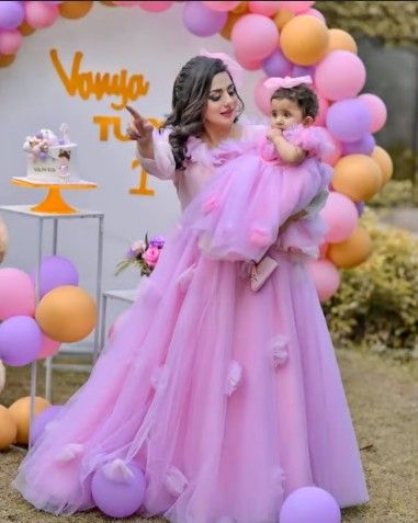 Mother daughter twinning outfit idea Mom And Daughter Twinning Outfits, Mummy And Daughter Same Dress, Mother Daughter Twinning, Twinning Outfits, Mommy Daughter Dresses, Baby Birthday Dress, Basic Wardrobe, Twin Outfits