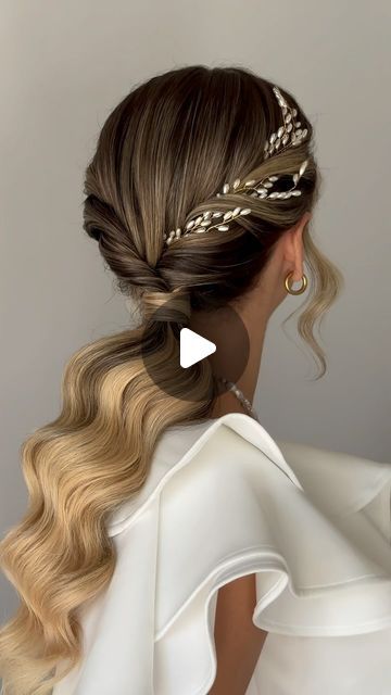 ʜᴀɪʀ ᴇᴅᴜᴄᴀᴛᴏʀ | ʙʀɪᴅᴀʟ ᴇxᴘᴇʀᴛ on Instagram: "🤍So easy hairstyle tutorial🤍
Romantic ponytail idea for brides 🤍
@schwarzkopfpro.greece 
#ponytail #ponytailbraids #romantichair #videotutorial #tutorialhairstyles #hairstylesforbrides #hairtutorial #hairstyletutorial #hairstyleideas" Elegant Ponytails For Long Hair, Ponytail Bride Hairstyles, Bride Hairstyles With Tiara, Elegant Ponytail Hairstyles Wedding, Bride Ponytail Hairstyles, Bridal Ponytail, Wedding Ponytail, Elegant Ponytail, Wedding Makeup Tutorial