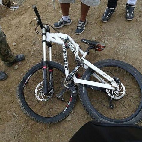 When you 'Transition' your bike to a compact frame size. 😲 RELATED: 10 tips to buying a dual suspension mountain bike - http://www.bikeroar.com/tips/tips-to-buying-a-dual-suspension-mountain-bike?utm_content=buffer33d7a&utm_medium=social&utm_source=pinterest.com&utm_campaign=buffer. 📷 @sepeda.gunung #mountainbike #mtb #wheelbase #dh #bicycle Extreme Mountain Biking, Downhill Mountain Biking, Bicycle Mountain Bike, Downhill Bike, Downhill Mtb, Enduro Mtb, Mtb Bike Mountain, Mountain Bike Trails, Bike Repair