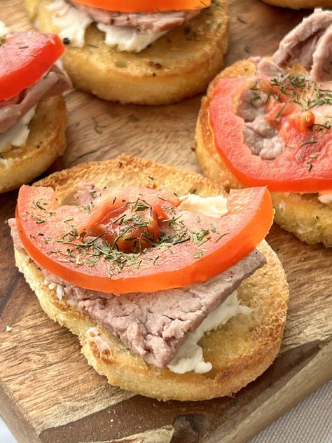 Roast Beef and Tomato Bruschetta Baguette Appetizer Bruschetta Baguette, Beef Bruschetta, Easy Baguette, Baguette Appetizer, Easy Bruschetta, Mozzarella Cheese Sticks, Tomato Bruschetta, Elegant Appetizers, Delicious Appetizer Recipes