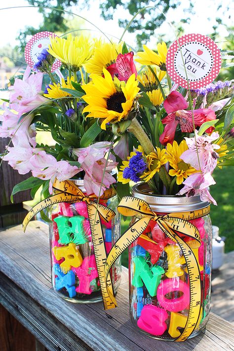 The Instinctive Scrapper: DIY Teacher Gifts - Cute Ball jar gift or centerpiece idea Boogie Wipes, Flower Jar, Appreciation Gifts Diy, Teacher Appreciation Gifts Diy, Teacher Craft, Teachers Diy, Back To School Party, School Teacher Gifts, Diy Teacher Gifts