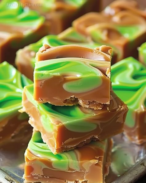 Enjoy the perfect blend of rich caramel and tart apple in this irresistible Caramel Apple Fudge Delight. A sweet treat for any occasion! Caramel Apple Fudge, Apple Fudge, Salted Caramel Candy, Boston Cream Pie Cupcakes, Chocolate Cherry Cookies, Winter Snack, Boston Cream Pie, Caramel Candy, Great Desserts