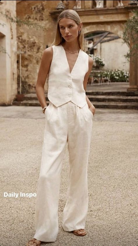 Light Outfits, Waistcoat Outfit, Linen Vest, Chic Summer Outfits, Chique Outfits, Looks Street Style, French Countryside, Summer Fits, Elegant Chic