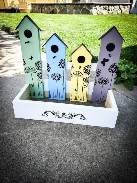 I made this cute planter box with faux birdhouses. Bird House Planters, Scrap Wood Birdhouse, Birdhouse Signs, Wooden Garden Decor, Birdhouse Planter, 4x4 Wood Crafts, Yard Art Crafts, Recycled Garden Art, Birdhouse Craft