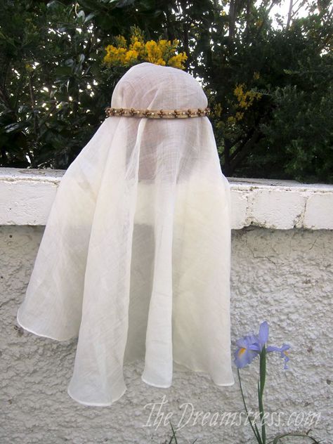 A trio of Medieval accessories - The Dreamstress Medieval Wedding Veil, Medieval Veil, Sca Largesse, Largesse Ideas, Historical Garments, Medieval Accessories, Medieval Hats, Medieval Fair, Cap Veil