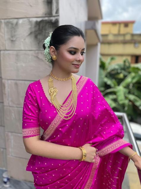 Pink Bridal Saree, Karvachauth Photoshoot, Sari Draping Styles, Marriage Saree, Biology Humor, Draping Styles, Bride Entry, Bengali Bridal Makeup, Saree Ideas