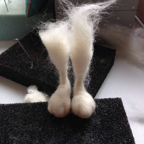 Felting Diy, Needle Felting Tutorial, Needle Felting Diy, Felt Animal, Wool Needle Felting, Mini Tutorial, Needle Felting Tutorials, Felt Mouse, Needle Felting Projects