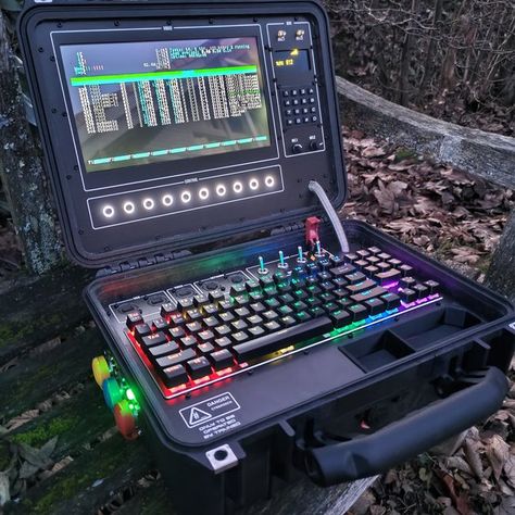 Cybercore Pc Setup, Cyberdeck Build, Hacking Setup, Pelican Case Ideas, Cyberdeck Diy, Mechanical Engineering Aesthetic, Hacking Aesthetic, Cyberpunk Computer, Hacking Device