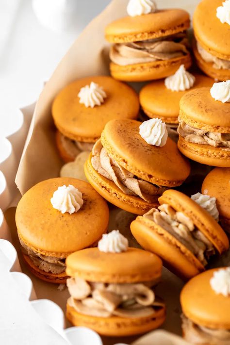 Pie Macarons, Thanksgiving Menus, French Macaroon Recipes, French Macarons Recipe, Macarons Recipe, Fun Thanksgiving Desserts, Macaron Flavors, Best Pumpkin Pie, Holiday Sweets